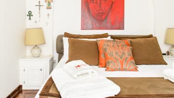 Quarto casal | Roupas de cama premium, edredons de pluma, escrivaninha