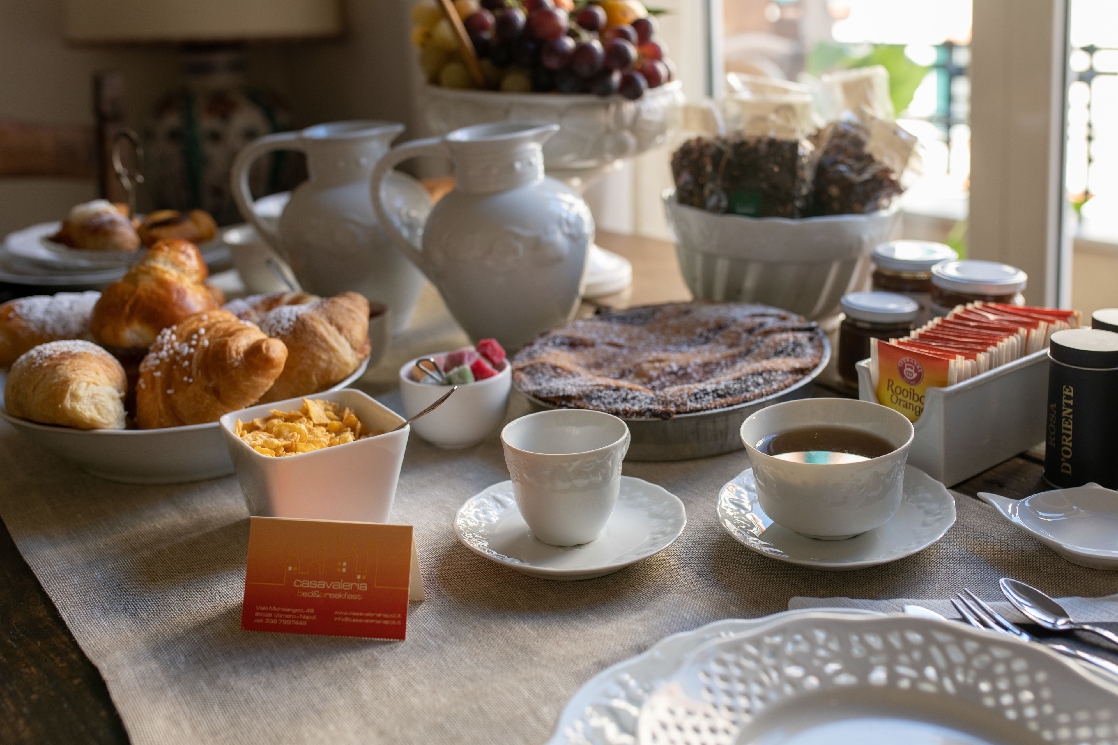 Un bufé de desayuno con pasteles, frutas y bebidas.
