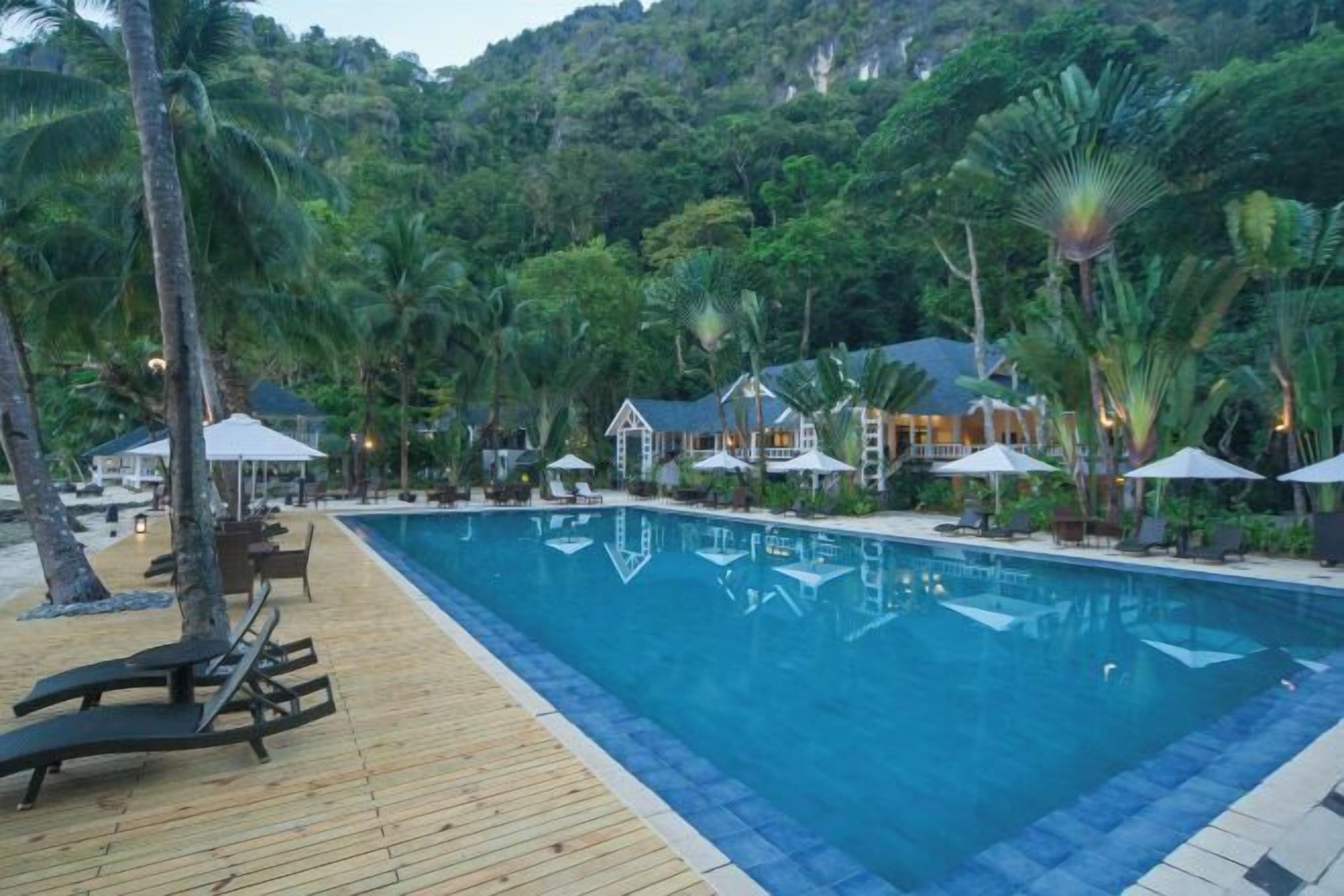 Udendørs pool, parasoller