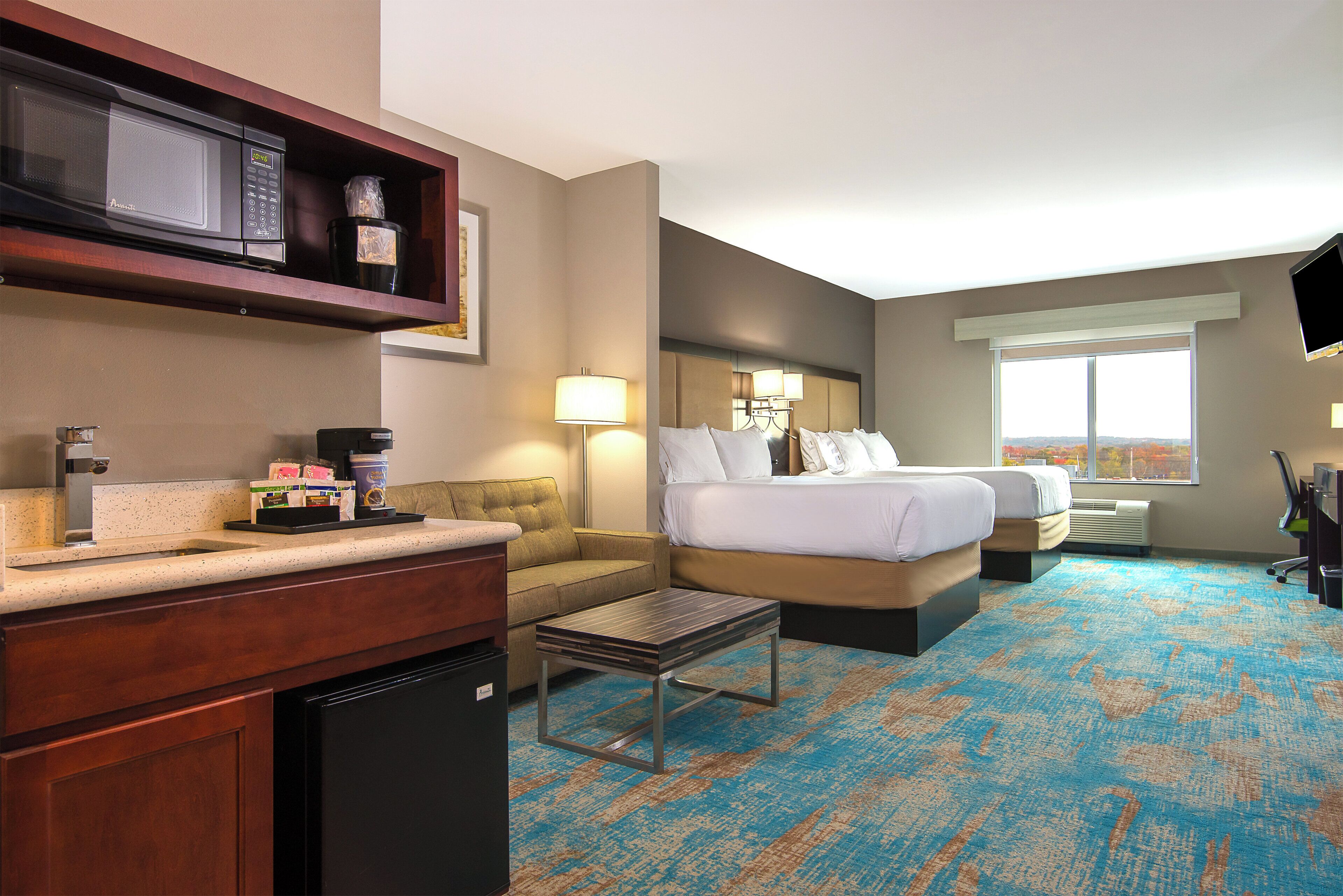 Suite, 2 Tempat Tidur Queen (Extra Floor Space) | Meja kerja, ruang kerja ramah laptop, dan setrika/meja setrika