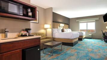 Suite, 2 Tempat Tidur Queen (Extra Floor Space) | Meja kerja, ruang kerja ramah laptop, dan setrika/meja setrika