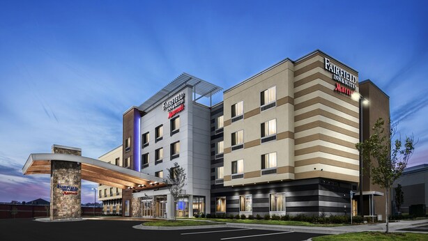A Fairfield Inn & Suites hotel with a modern design, featuring a prominent entrance and a parking area. - Fairfield Inn & Suites Little Rock Benton (Benton)