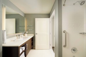 Shower, hair dryer, towels - Residence Inn by Marriott Tyler (Tyler)