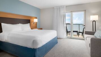 Studio, 1 kingsize bed met slaapbank, balkon | Een kluis op de kamer, een bureau, een strijkplank/strijkijzer