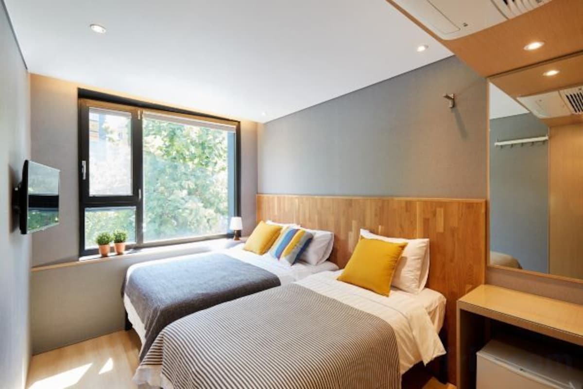 Ropa de cama de alta calidad, cortinas opacas, sistema de insonorización