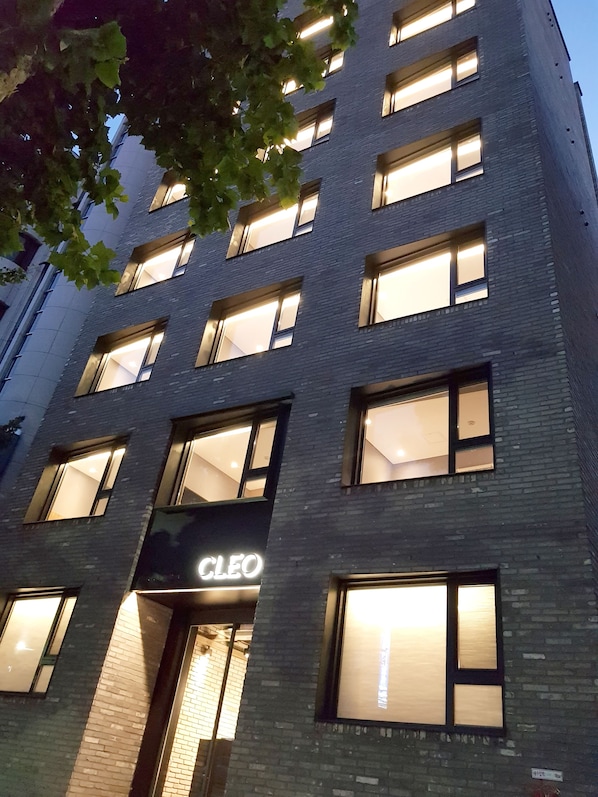 Front of property - evening/night - Hostel CLEO Seoul Hongdae (Seoul)