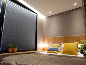 Kahden hengen comfort-huone, 1 parisänky, oma kylpyhuone | Ylelliset vuodevaatteet, pimennysverhot, äänieristys, ilmainen Wi-Fi