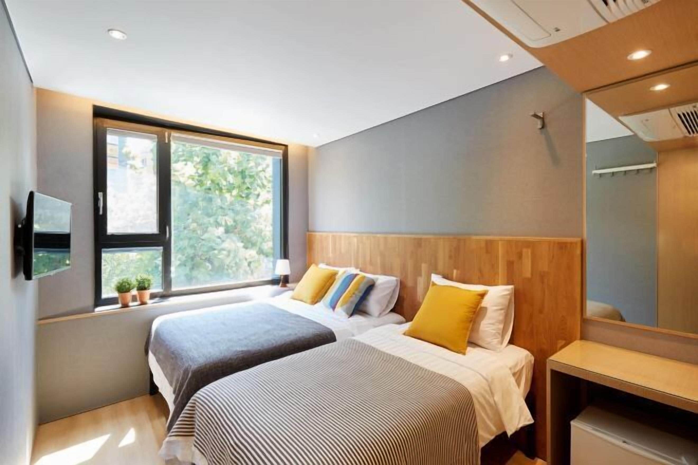 Ropa de cama de alta calidad, cortinas opacas, sistema de insonorización