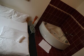 Quarto casal standard (3 persons, Shared toilet, spa tub) | Banheira de hidromassagem