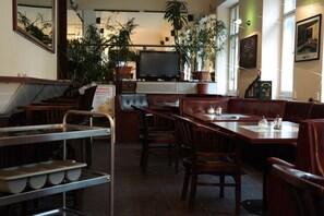 Café da manhã com buffet grátis todos os dias