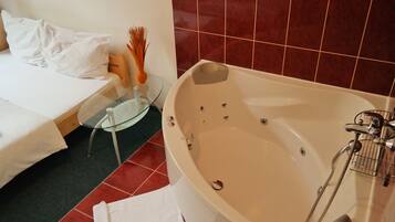 Habitación doble estándar (3 persons, Shared toilet, spa tub) | Tabla de planchar con plancha, wifi gratis y ropa de cama