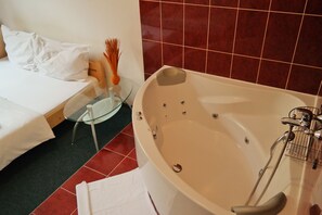 Quarto casal standard (3 persons, Shared toilet, spa tub) | Ferros/tábuas de passar roupa, Wi-Fi de cortesia, roupa de cama