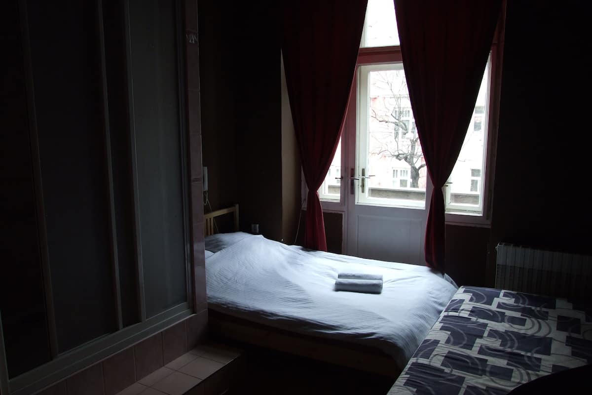 Standard Triple Room with Shower | Een strijkplank/strijkijzer, gratis wifi, beddengoed