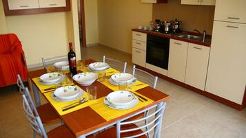 Apartemen Basic, 1 kamar tidur | Makan di kamar
