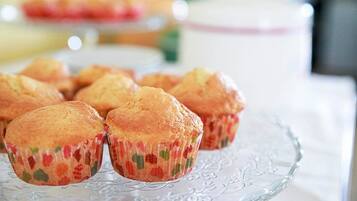Une assiette en verre contenant des muffins, posée sur une table.