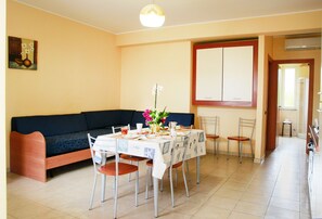 Leilighet – basic, 1 soverom | Eget kjøkken | Kjøleskap, ovn, kokeplater og høy barnestol