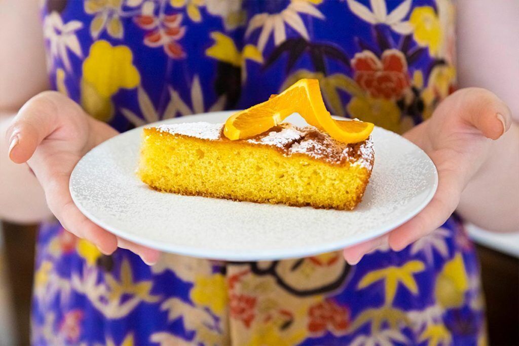 Una porción de pastel sobre un plato.