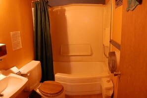 Ein kleines Badezimmer mit Toilette, Waschbecken und Dusche.
