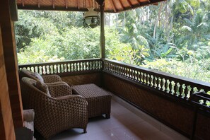 ห้องสแตนดาร์ด (Double Bed) | ลานระเบียง/นอกชาน