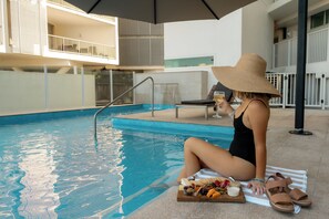 Hồ bơi ngoài trời, dù/ô trên bãi biển/hồ bơi, ghế dài tắm nắng