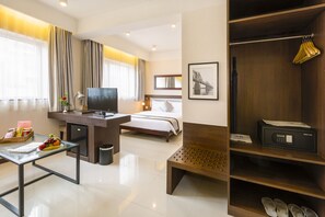 Deluxe Room | Living room | Flat-screen TV - Hong Ha Hotel (Hanoi)