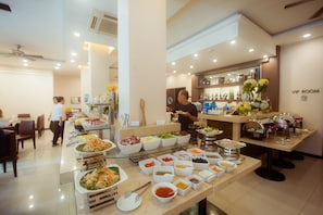 Free daily buffet breakfast - Hong Ha Hotel (Hanoi)