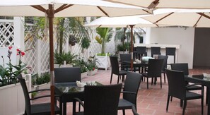 Alfresco dining  - Hong Ha Hotel (Hanoi)
