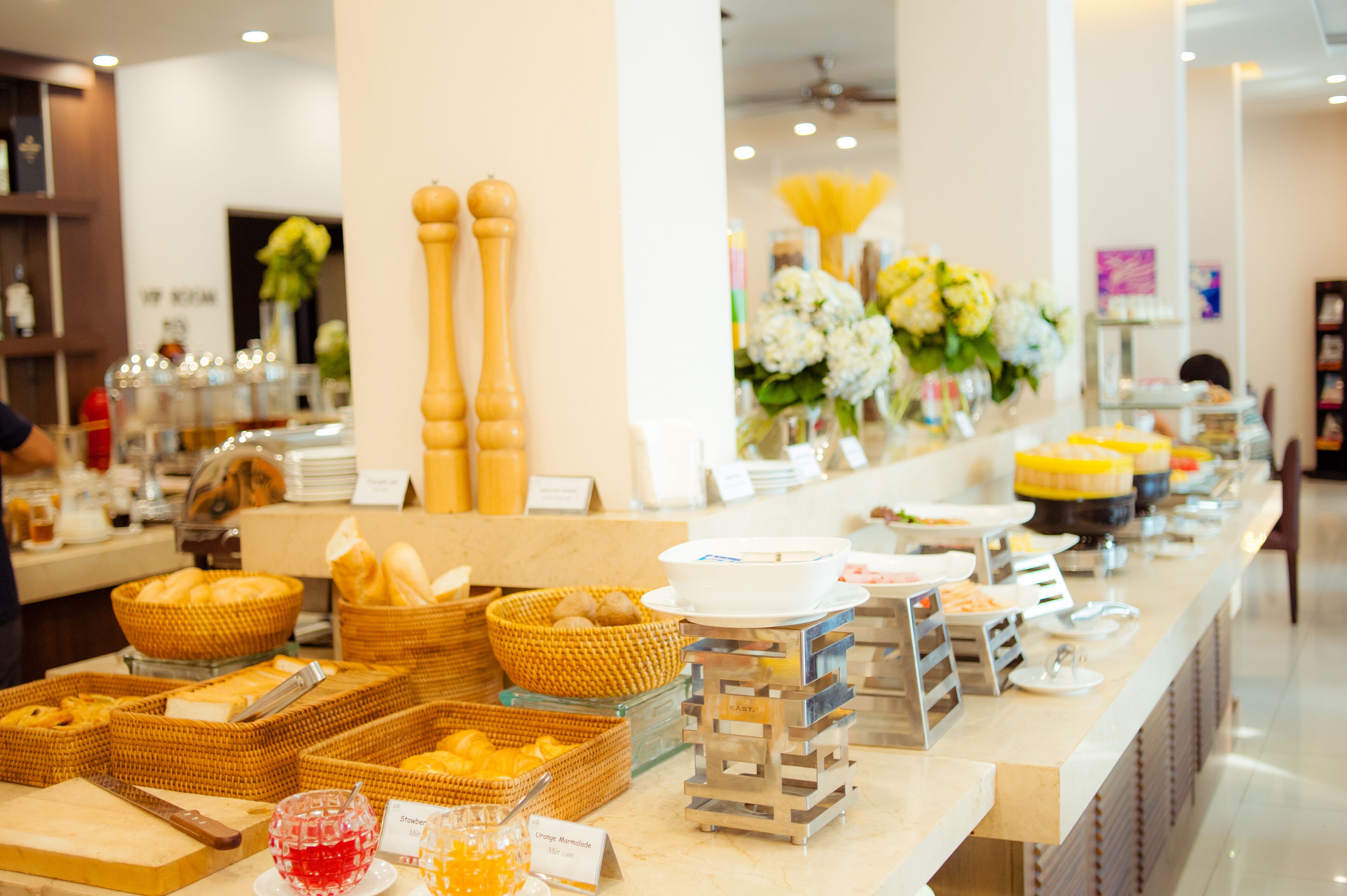 Free daily buffet breakfast