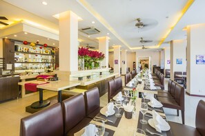 Lobby sitting area - Hong Ha Hotel (Hanoi)