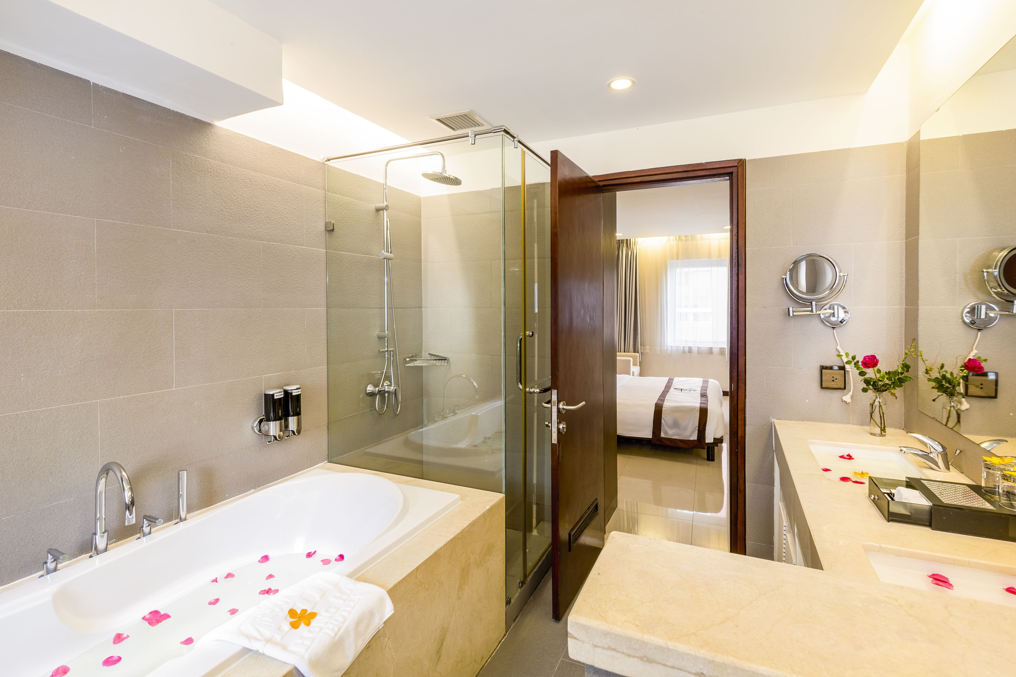 Suite | Badezimmer | Dusche, kostenlose Toilettenartikel, Haartrockner, Hausschuhe