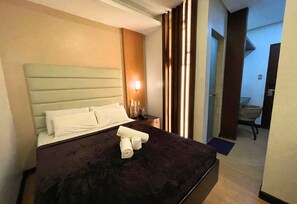 Desk, free WiFi, bed sheets - Hotel 99 Cubao Quezon City (Quezon City)