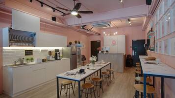 Free daily English breakfast