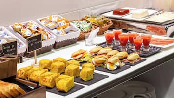 Se ofrece un desayuno bufé todos los días (por un coste adicional)