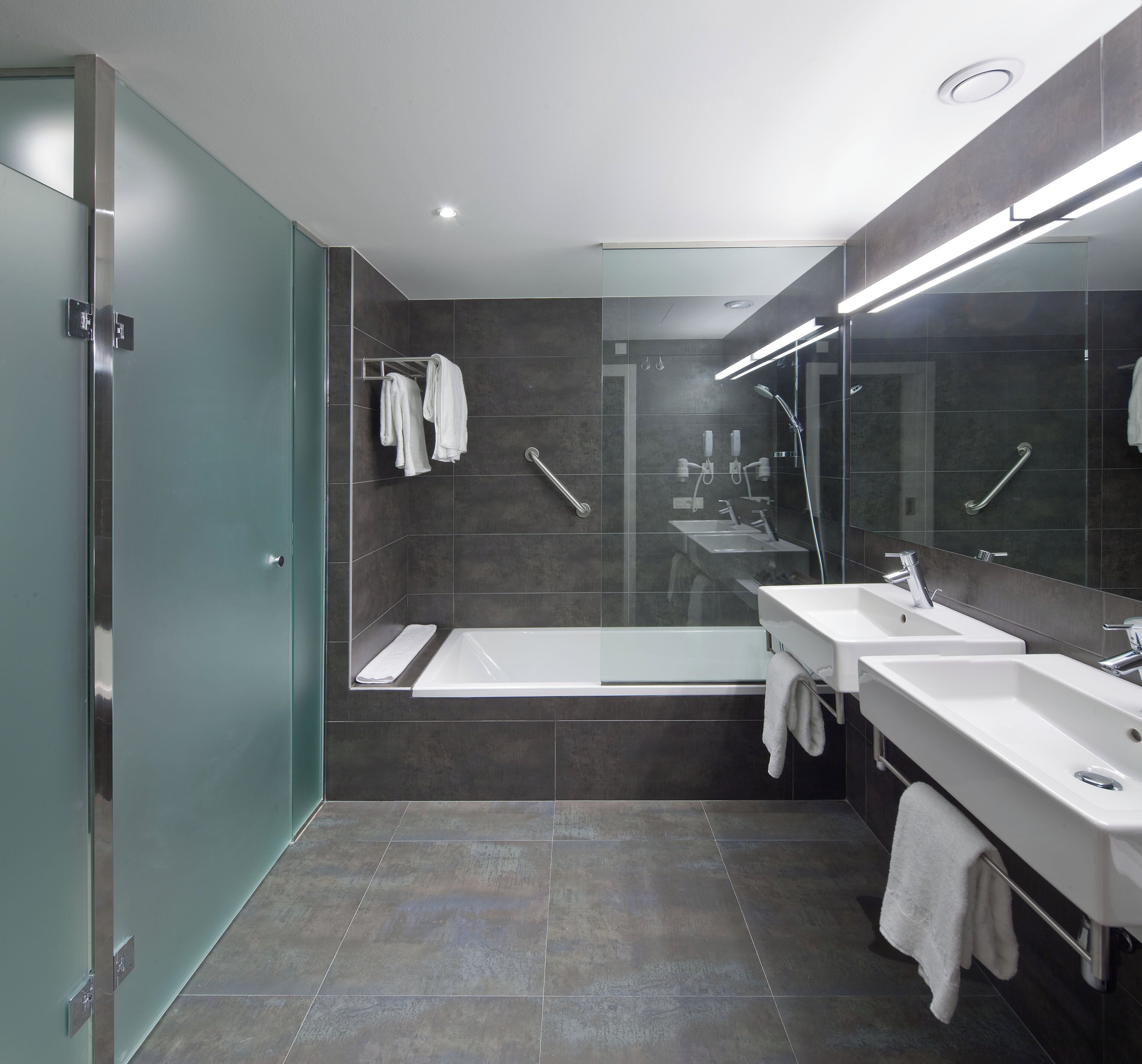 junior suite | bathroom | free toiletries, hair dryer, towels, soap