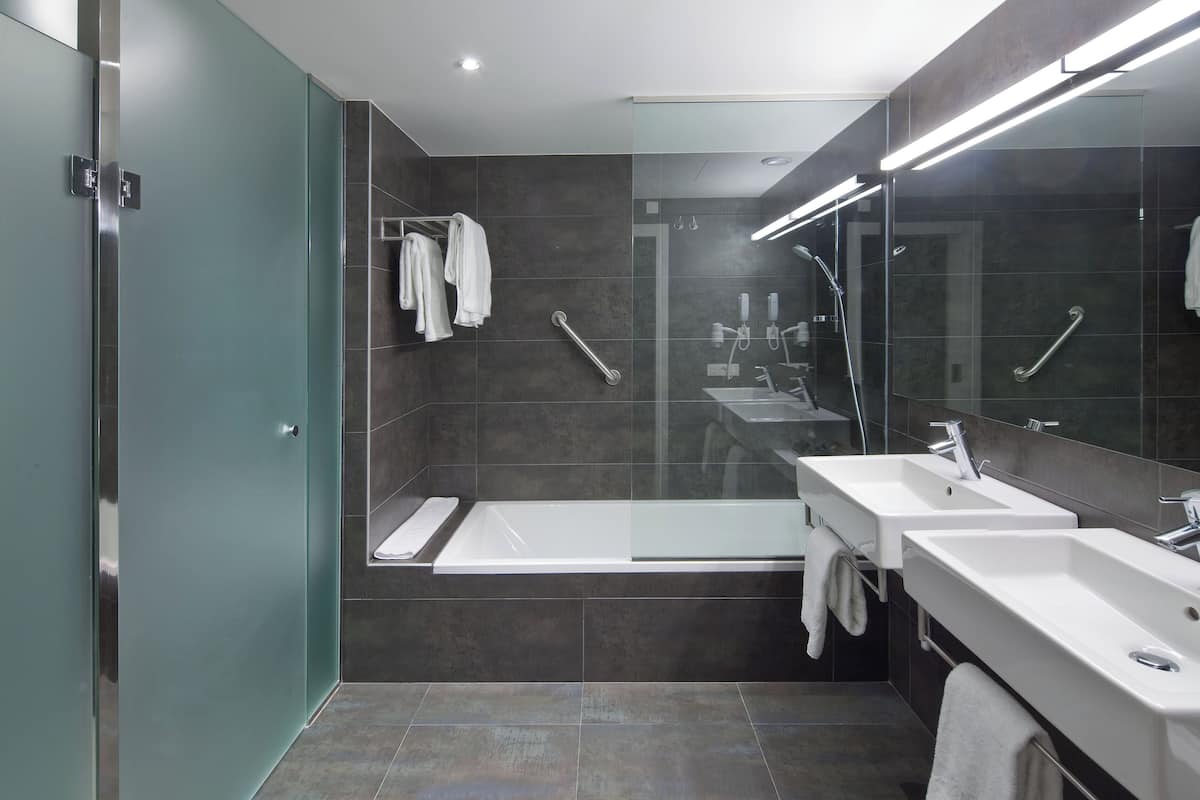 junior suite | bathroom | free toiletries, hair dryer, towels, soap