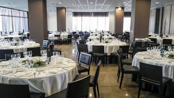 Family Room | Restaurant | Local cuisine