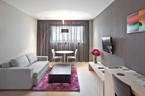 Junior-Suite | Wohnbereich | 32-Zoll-Flachbildfernseher mit Premium-TV-Sendern, Fernseher