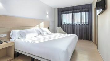 Family Room, Multiple Beds | Premium bedding, down comforters, Select Comfort beds, in-room safe