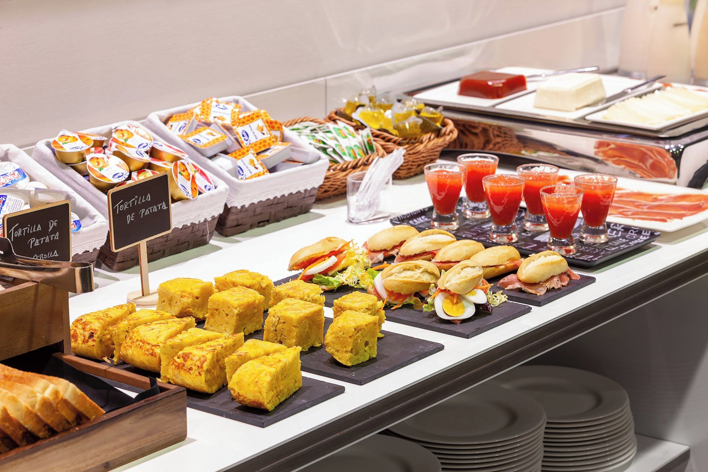 Desayuno buffet (EUR 13 por persona) 
