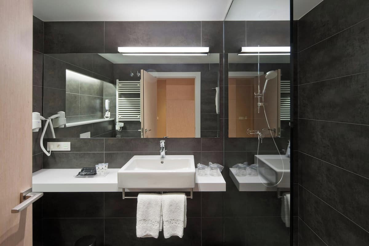 Literie de qualité, couette en duvet, lit avec matelas Select Comfort