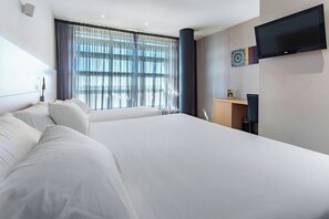 Triple Room | Premium bedding, down duvets, Select Comfort beds, in-room safe - Sercotel Hola Tafalla (Tafalla)