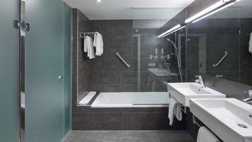 Junior suite | Badkamer | Gratis toiletartikelen, een haardroger, handdoeken, zeep