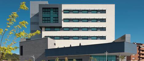 Vista frontal de la propiedad