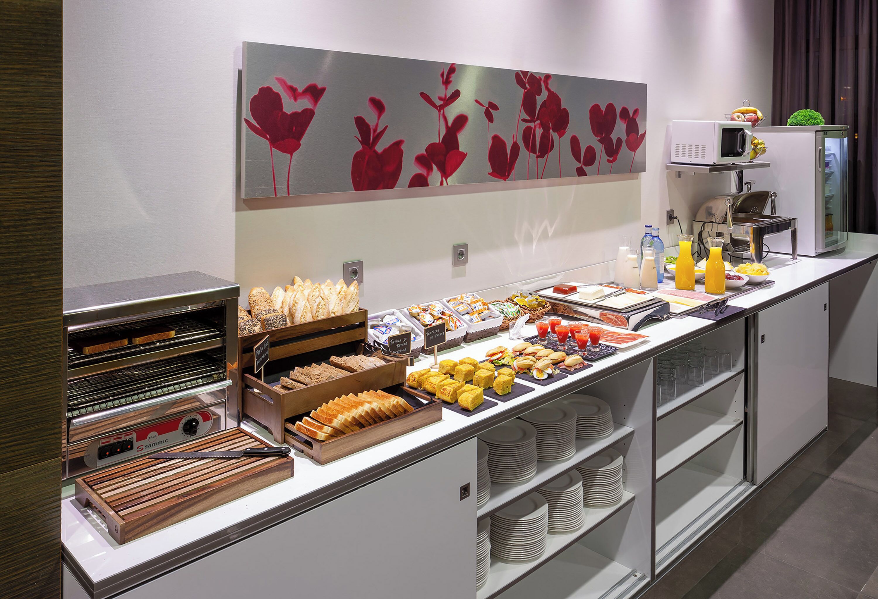 بوفيه فطور يوميًا بتكلفة قدرها (13 EUR للشخص)