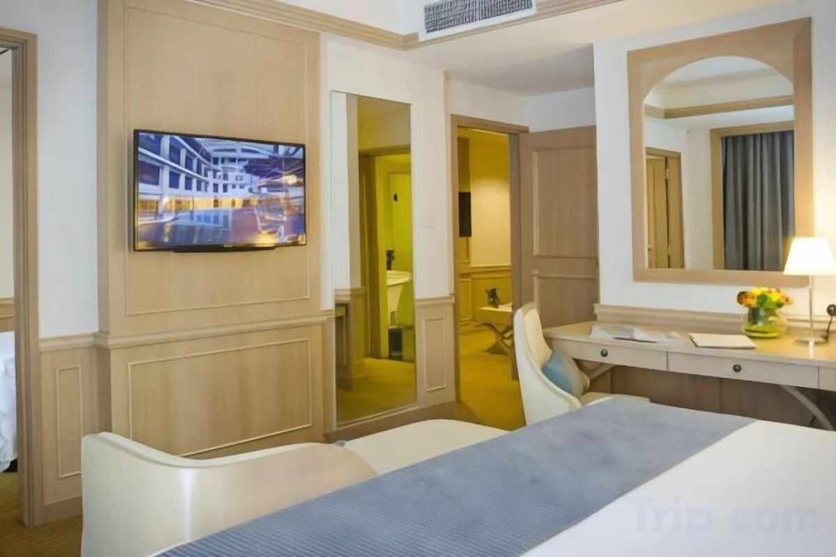 Frigobar, cofres nos quartos, escrivaninha, cortinas blackout
