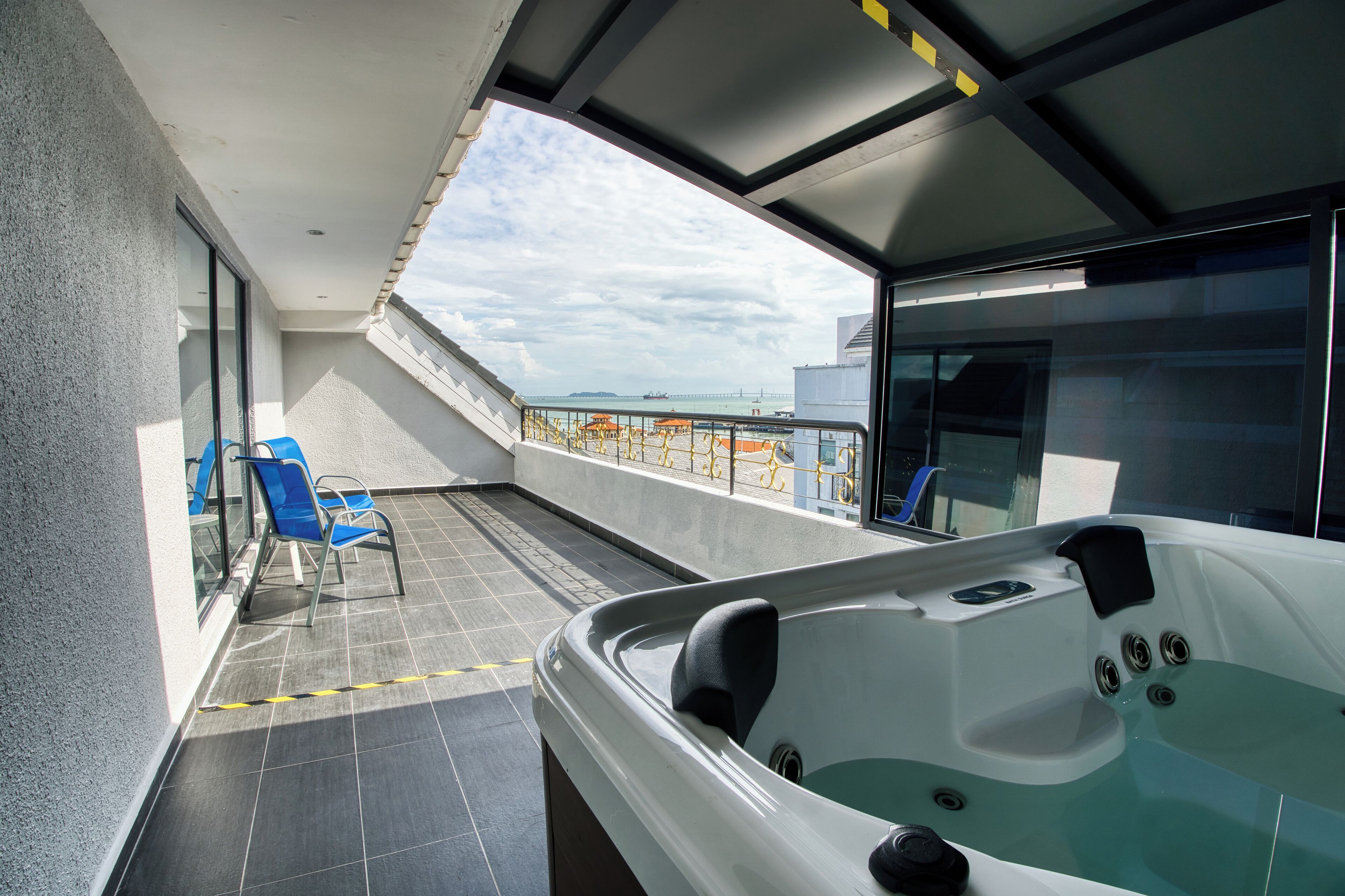 Executive Suite | Bathroom | Shower, rainfall showerhead, free toiletries, hair dryer