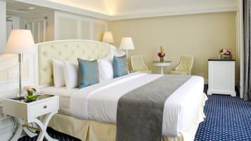 Suite (Penang) | Minibar, caja de seguridad en la habitación y escritorio