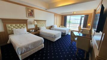 Junior Triple | Minibar, coffres-forts dans les chambres, bureau, rideaux occultants