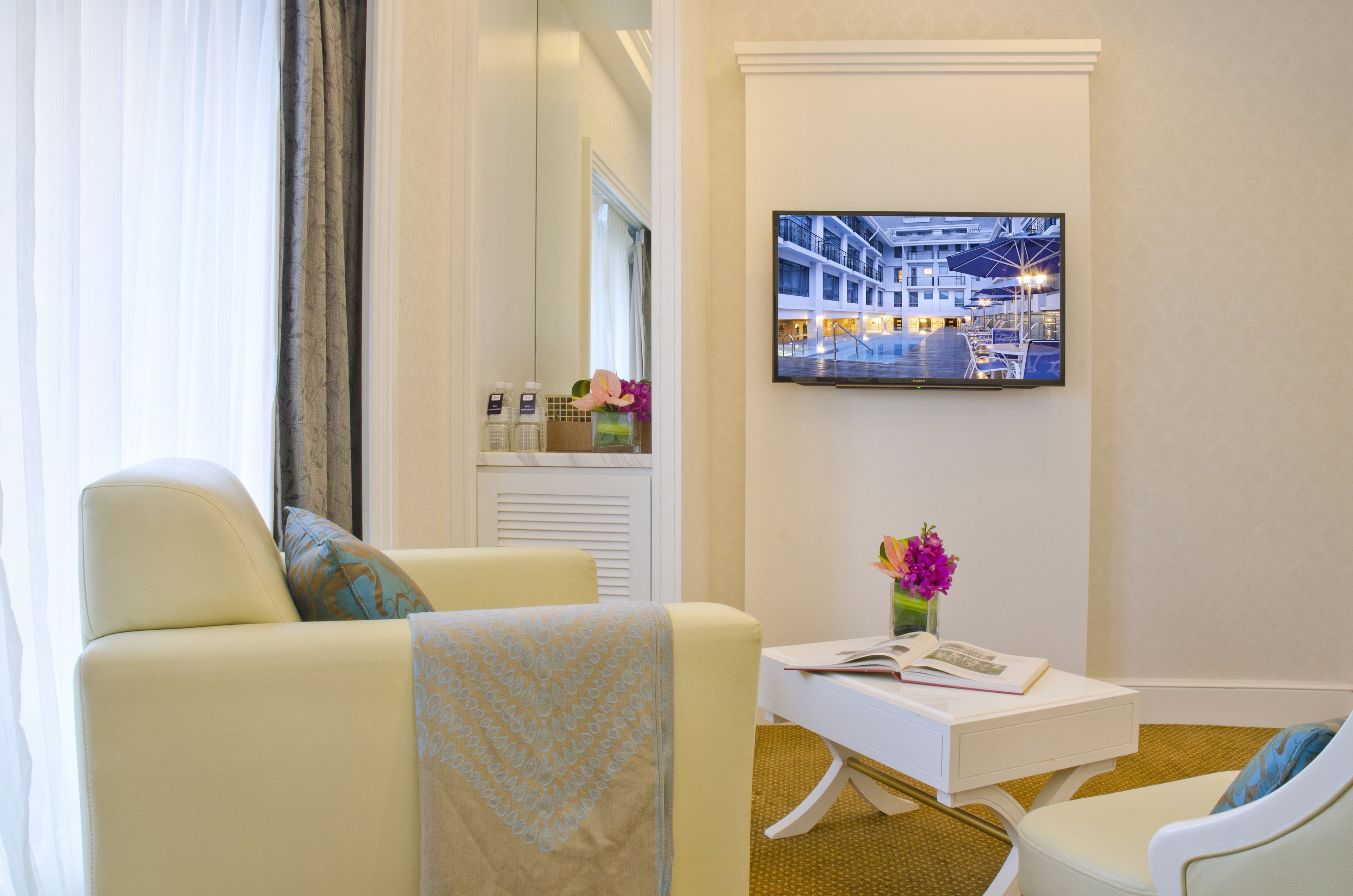 executive suite | living room | lcd tv