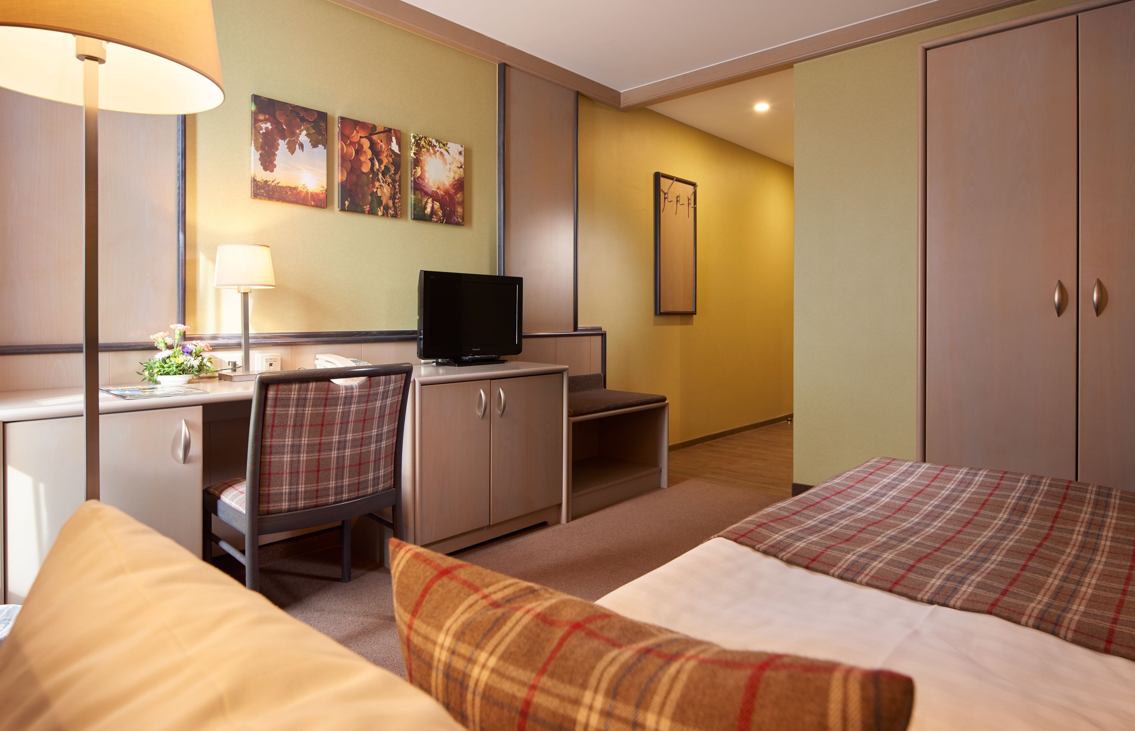 single room, 1 single bed | living area | flat-screen tv